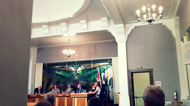 Assemblée publique du conseil municipal de Sorel-Tracy du 15 août 2011: Pas de répit pour les élus