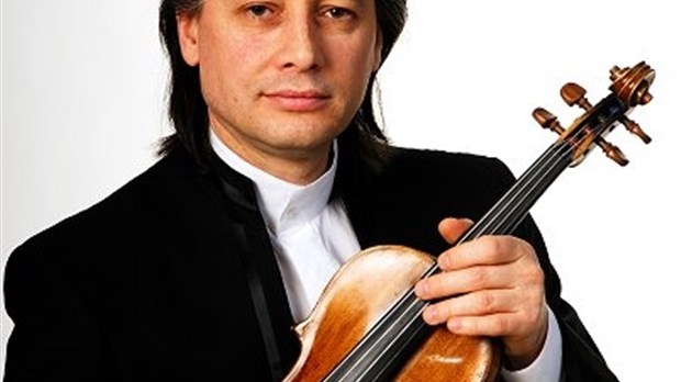 Le violoniste Sergeï Trofanov accompagné de l'accordéoniste Vladimir Sidorov