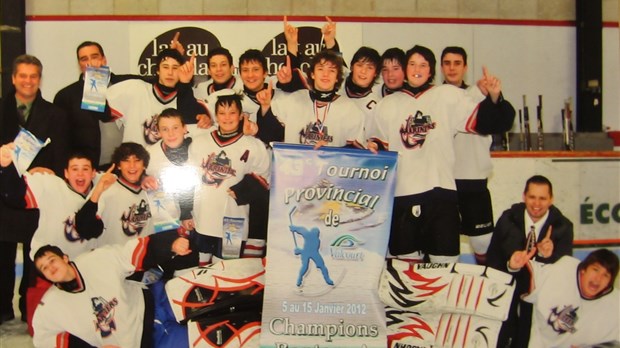 Les Mariniers 2 Bantam A, champions incontestés du Tournoi provincial bantam de Valcourt