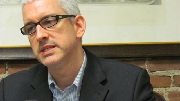 Frais de scolarité: Aussant parraine une pétition web
