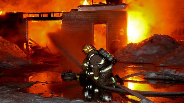 Un violent incendie ravage un garage à Sainte-Victoire-de-Sorel