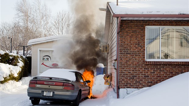 Une voiture prend soudainement feu