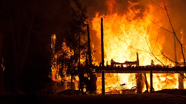 Un chalet ravagé par les flammes à Sainte-Anne-de-Sorel