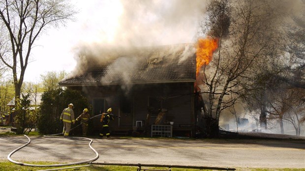 Le feu ravage une maison à Saint-Ours