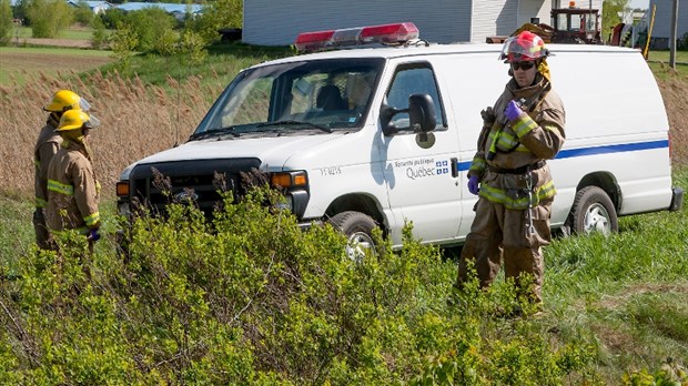 Un fourgon de prisonniers fait une sortie de route