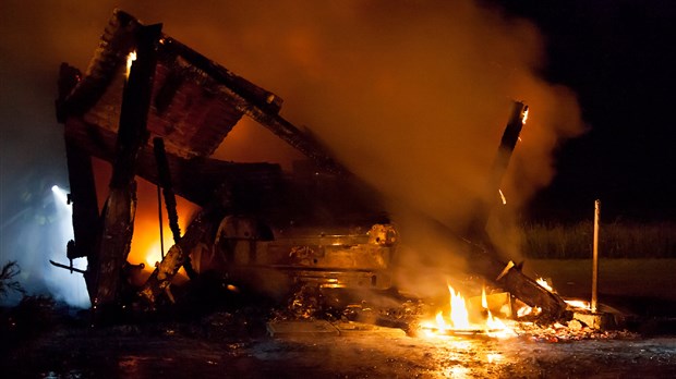 Un garage s'envole en fumée