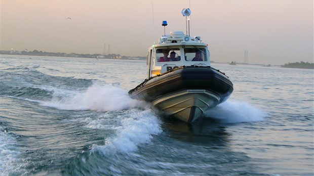 Un bateau est la proie des flammes