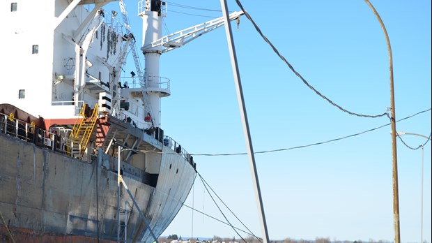 Pétrolier remorqué au port de Sorel