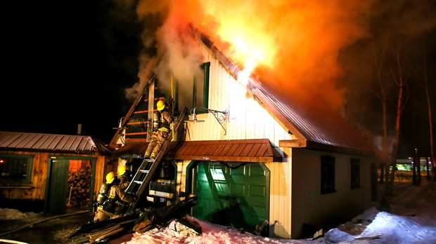 Un garage est la proie des flammes