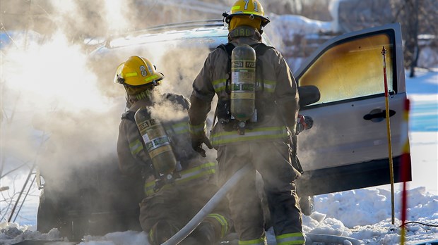 Un véhicule prend feu
