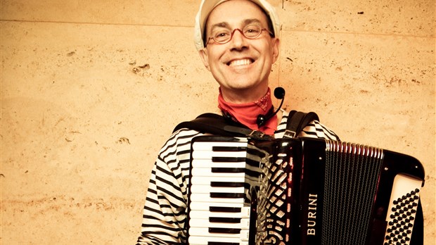 L’accordéoniste-chanteur Luc Lopez en spectacle à Sorel-Tracy