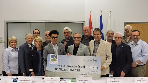 La MRC reçoit son premier chèque du Parc éolien Pierre-De Saurel