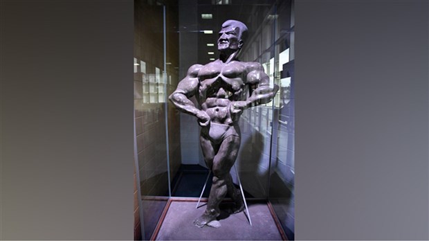  La statue de Robert «Bob» Éthier reprend vie au colisée Cardin