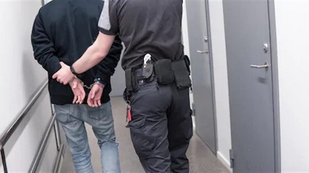 Arrestation d'un adolescent pour possession de stupéfiants