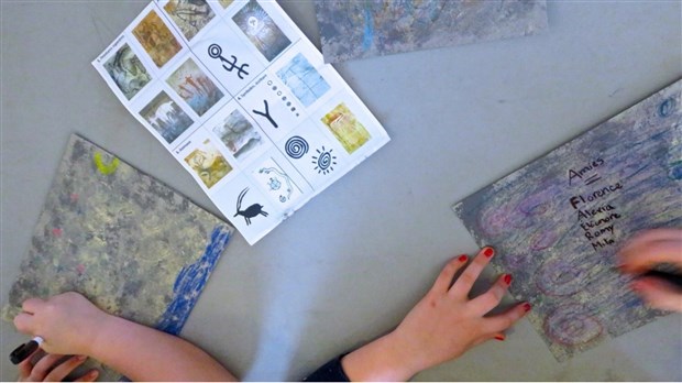 Des élèves de la région ont créé des œuvres d’art rupestre avec un artiste professionnel