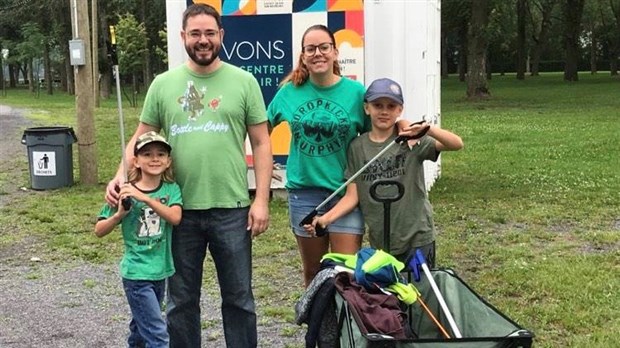 L’équipe du Fonds d’Emprunt Montérégie a nettoyé son premier espace vert