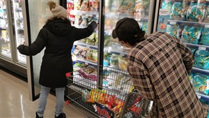 Vingt pour cent des Canadiens se privent de manger pour affronter l'inflation