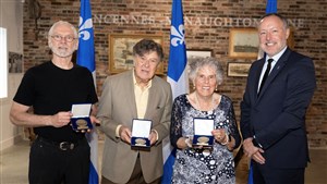 Le député Jean-Bernard Émond décerne la médaille de l’Assemblée nationale du Québec à des citoyens de la circonscription
