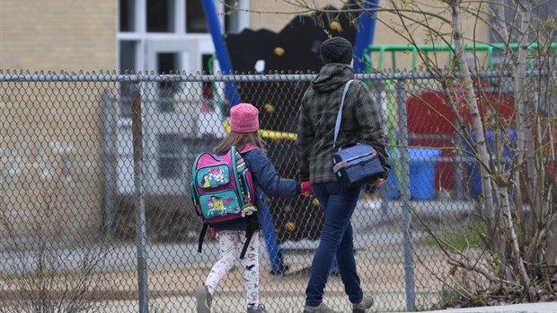 Le Dr Julien demande que l'école soit reconnue comme un service essentiel
