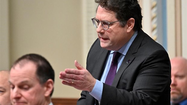 Bernard Drainville interdira la prière dans les salles de classe