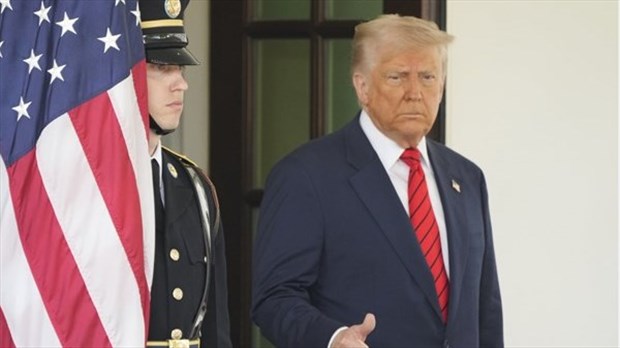 Alerte: Trump annonce des droits de douane de 25 % sur les camions moyens et lourds