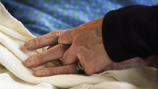 Les Canadiens soutiennent le principe des demandes anticipées d’aide médicale à mourir