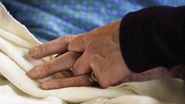 Les Canadiens soutiennent le principe des demandes anticipées d’aide médicale à mourir