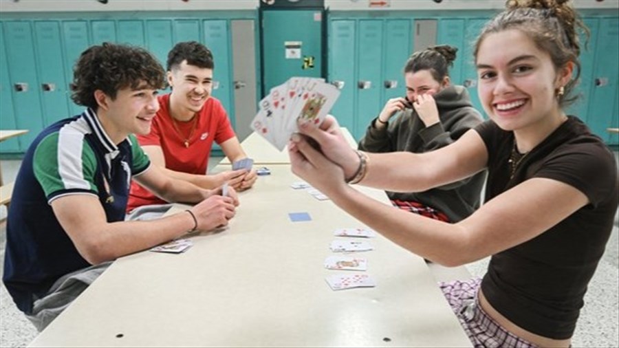 Quatre mois après l'interdiction des téléphones à l'école: l'impact «est majeur»