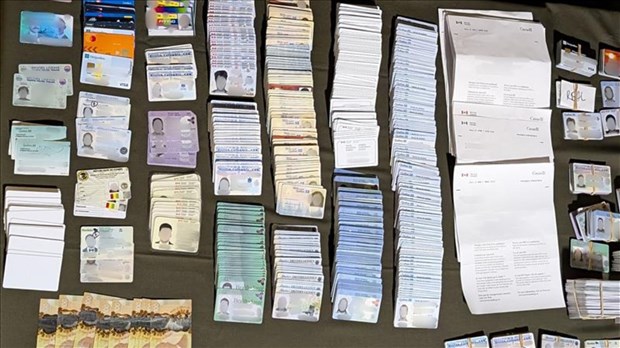 Perquisition d'un laboratoire clandestin de production de faux documents