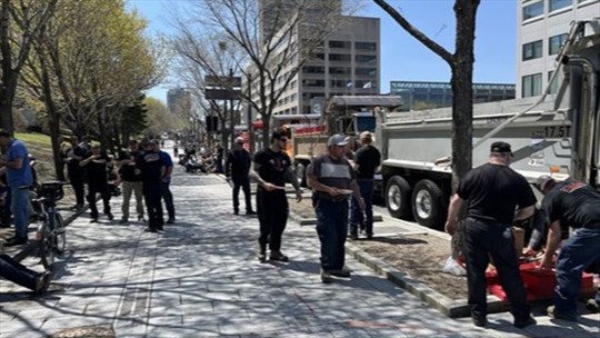 Un convoi de camionneurs manifeste à Québec contre le gouvernement Legault