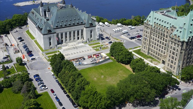 La Cour reconnaît la violence entre partenaires intimes comme un délit distinct
